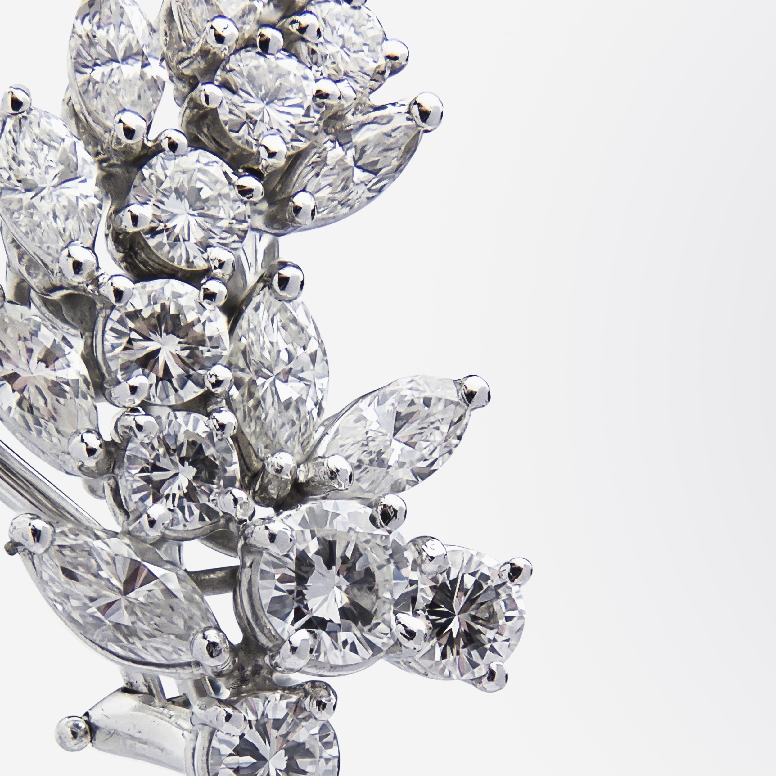 Moderno Orecchini a goccia con diamanti di grande effetto in vendita