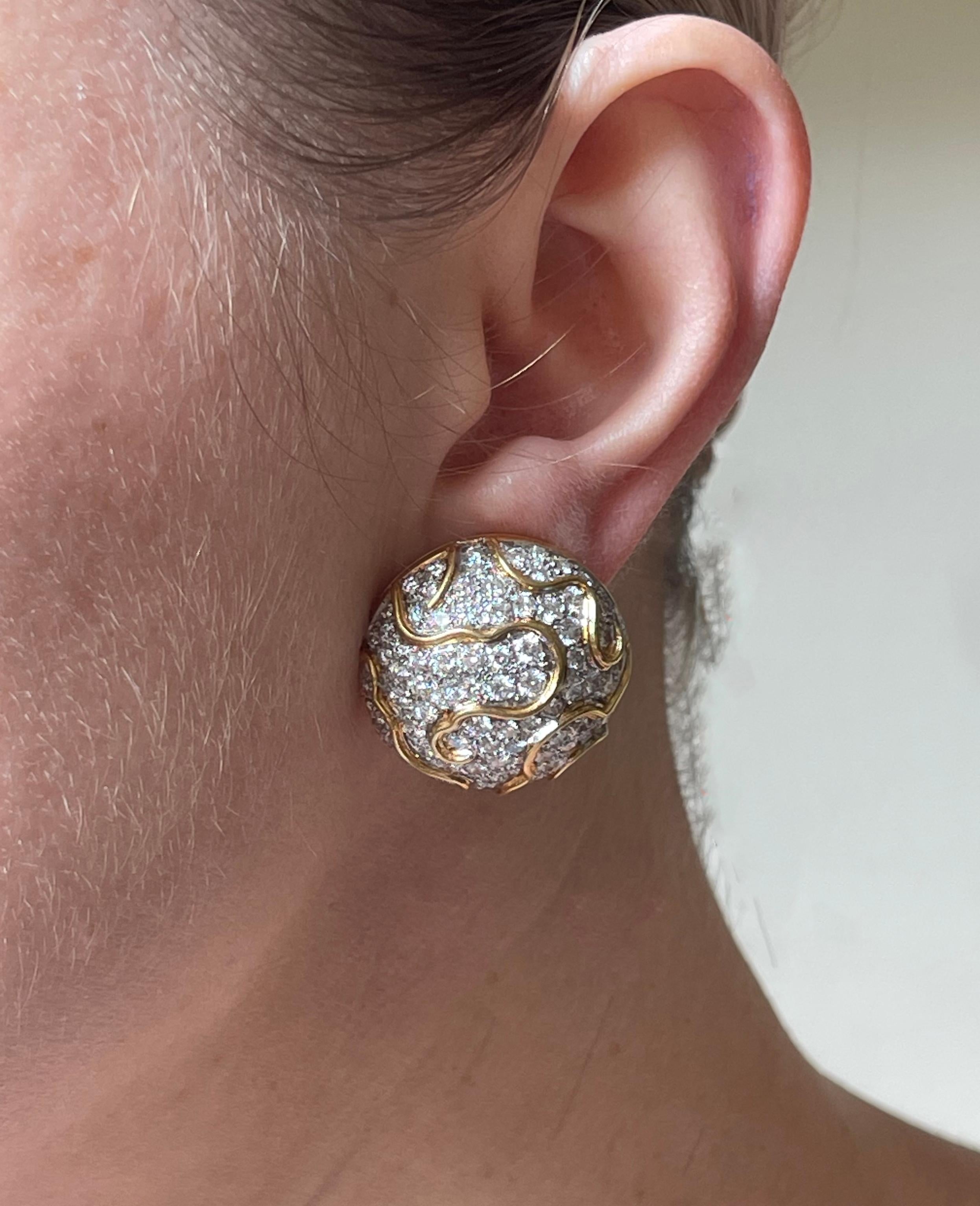 Beeindruckende Diamant-Gold-Knopf-Ohrringe (Rundschliff) im Angebot