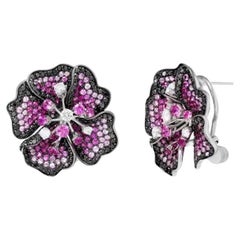 Impressionnantes boucles d'oreilles fleur en or blanc 18 carats avec diamants et saphirs roses