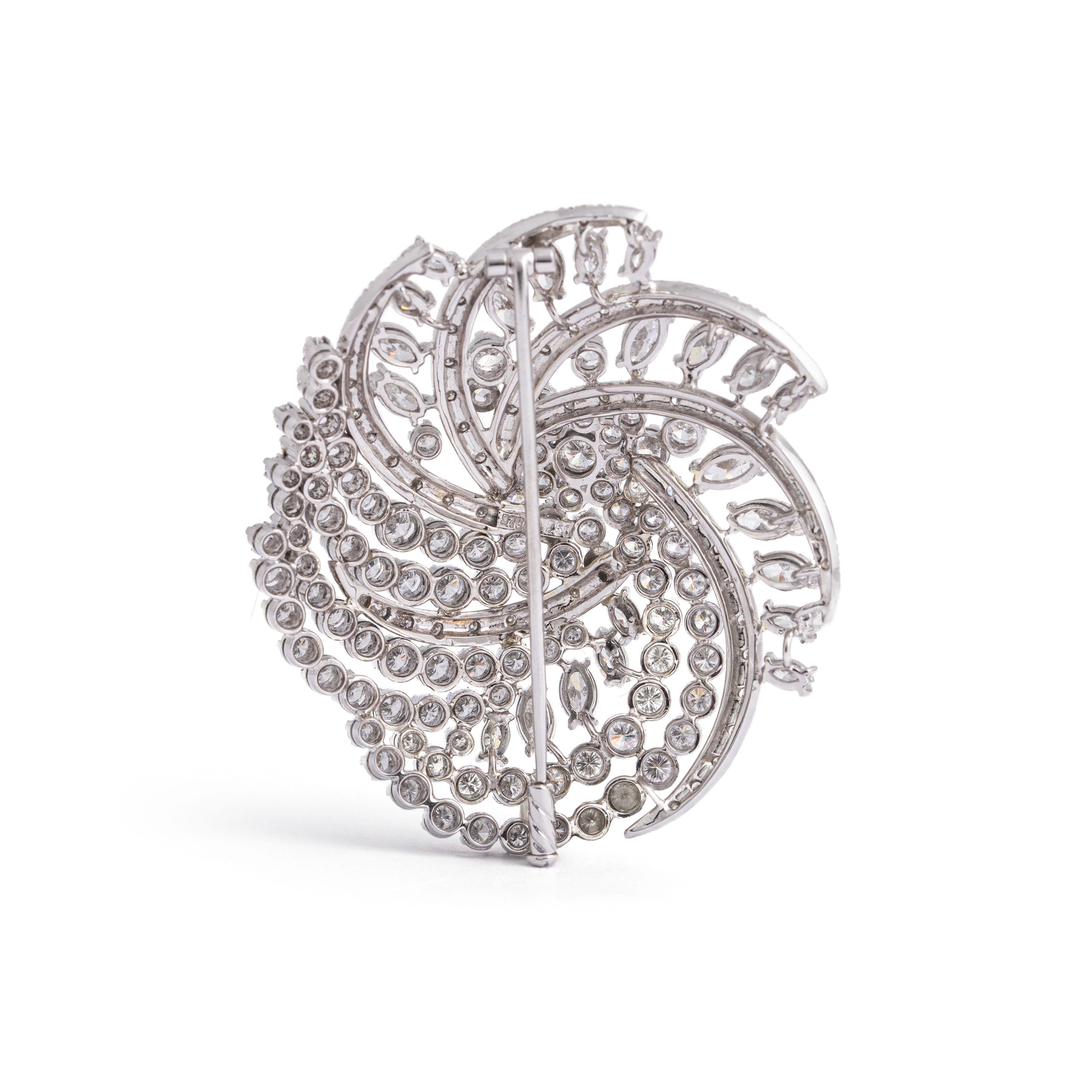 Impressive Diamond White Gold Brooch In Excellent Condition For Sale In Geneva, CH