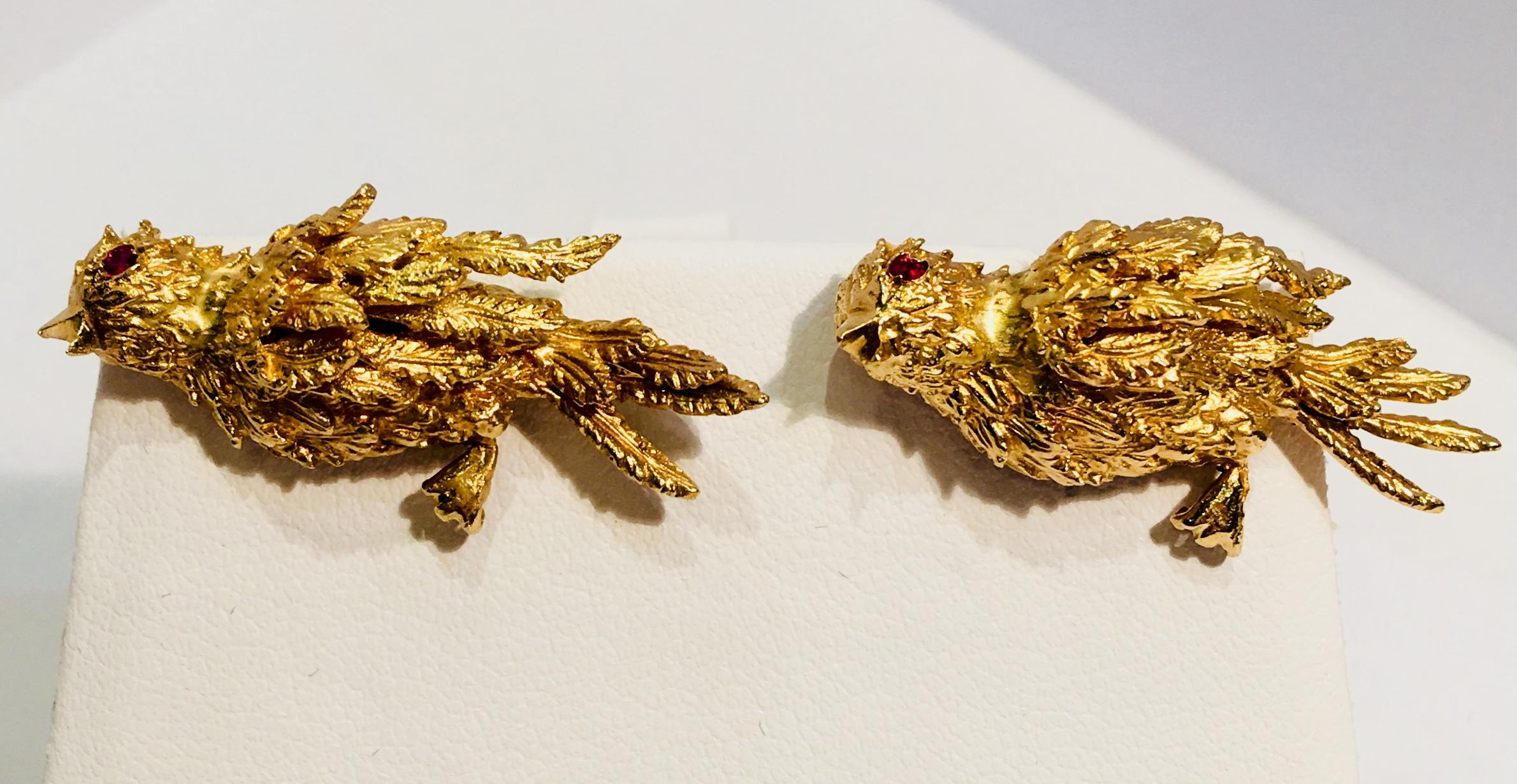 Impressive Eagle Cufflinks Bird with Ruby Eye Textured 14 Karat Gold Midcentury In Excellent Condition In Tustin, CA