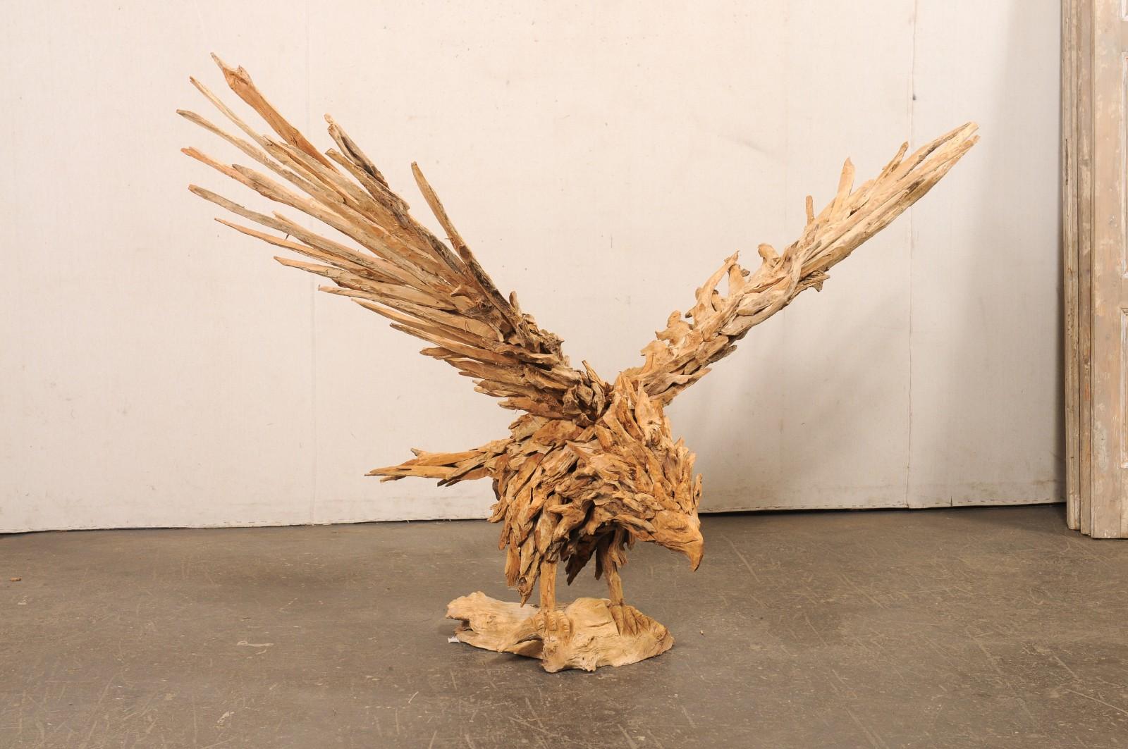 Asiatico Impressionante scultura in legno d'aquila (oltre 6 piedi di apertura delle ali) in vendita