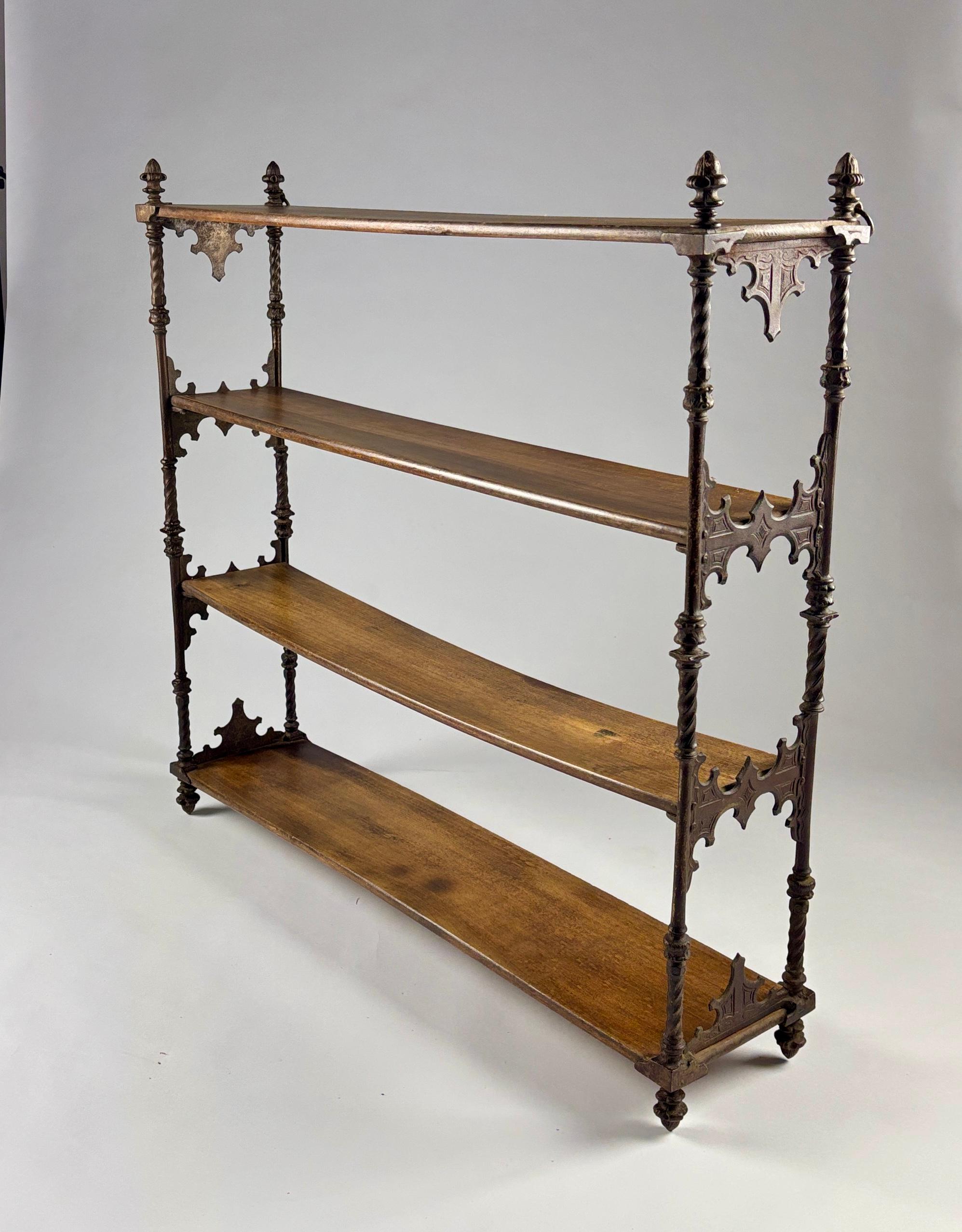 Intéressant ensemble d'étagères à suspendre ou à poser. Supports en fer forgé gothique, balustres torsadés et décorés, étagères en bois. Boucles de suspension intégrées. France, Circa 1900.