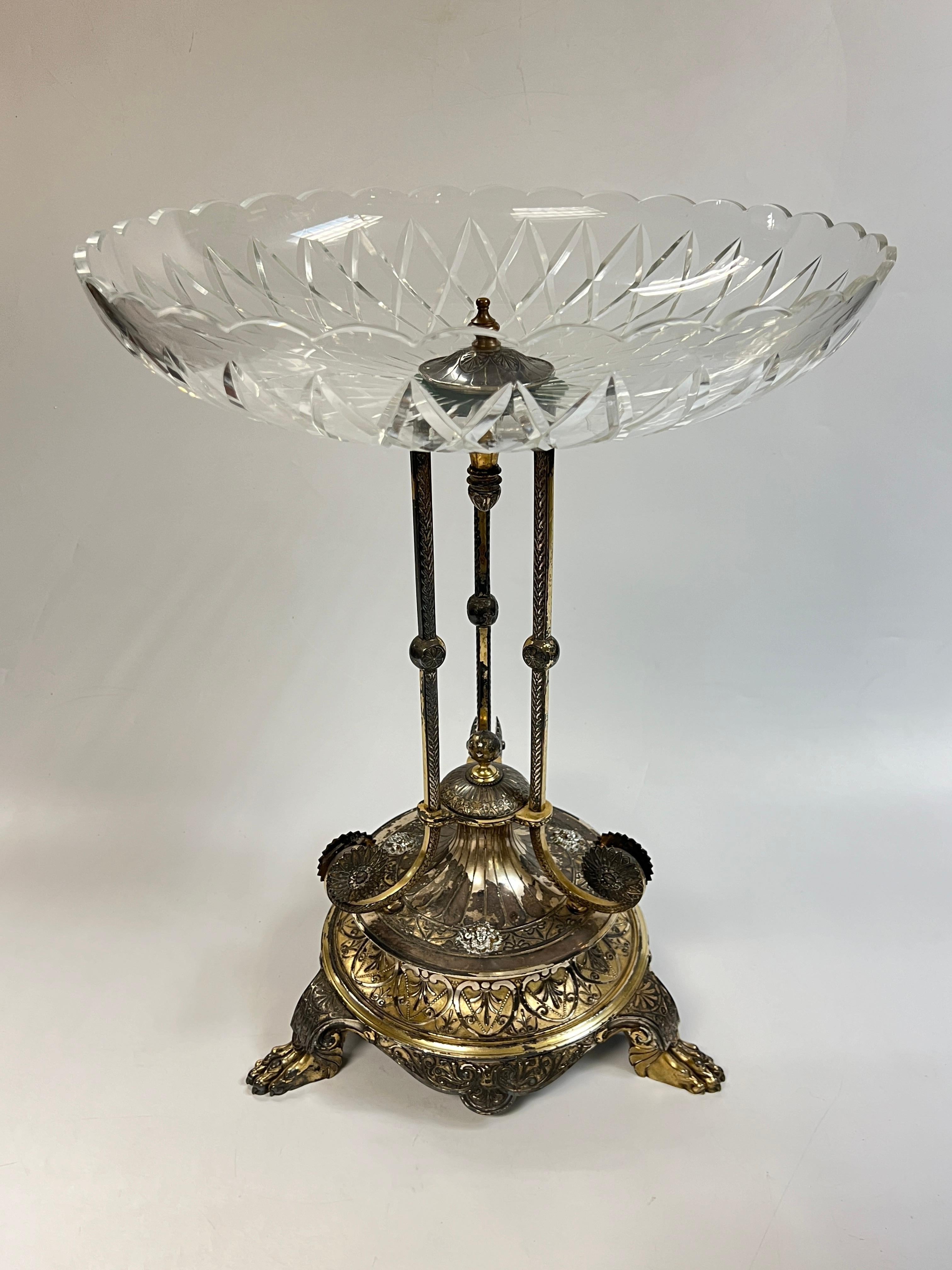 Un excepcionalmente grande e impresionante centro de mesa de plata de Elkington  con gran cuenco circular de vidrio tallado (16 pulgadas de diámetro) y diversos motivos neoclásicos, incluidos antemas repetidos en el remate del cuenco y en la base,