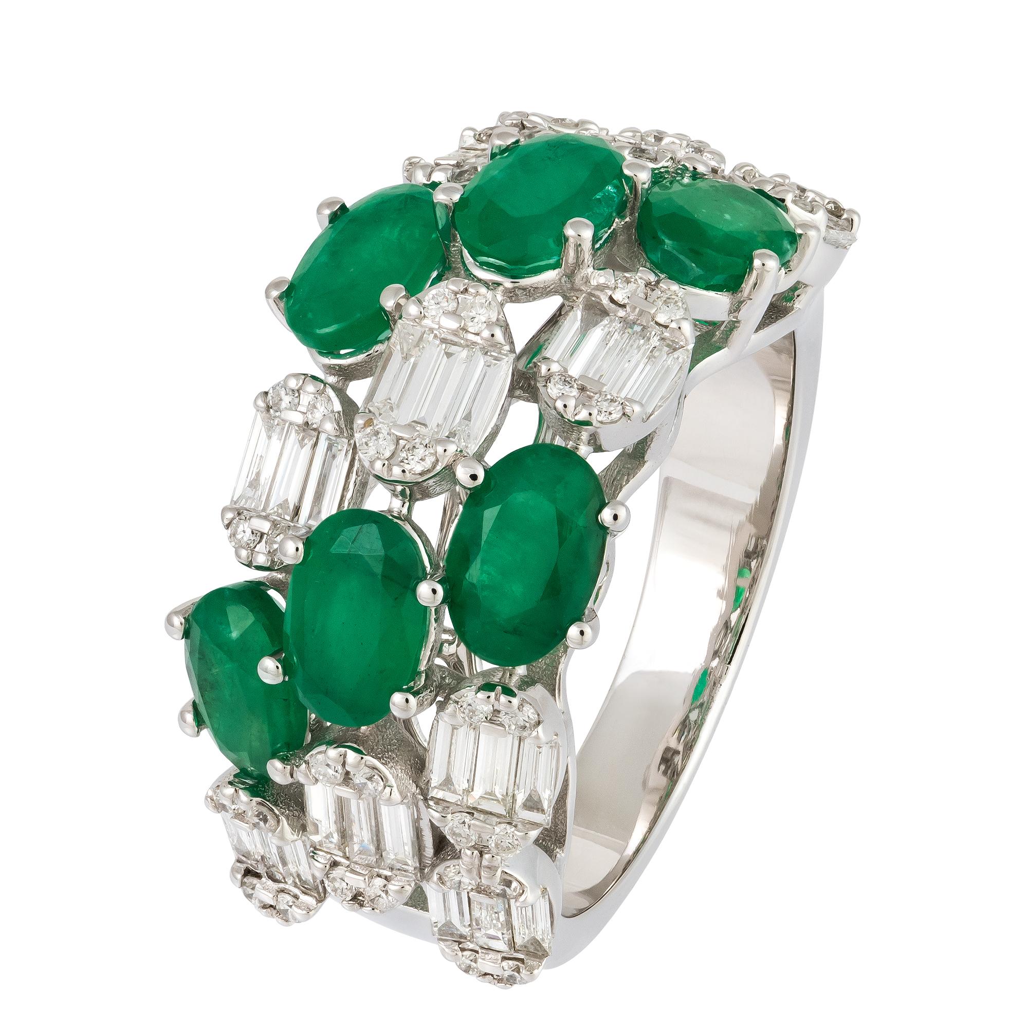 For Sale:  Impressive Emerald White 18K Gold White Diamond Ring for Her 4