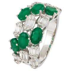 Beeindruckender Smaragd-Ring aus weißem 18 Karat Gold mit weißen Diamanten für sie