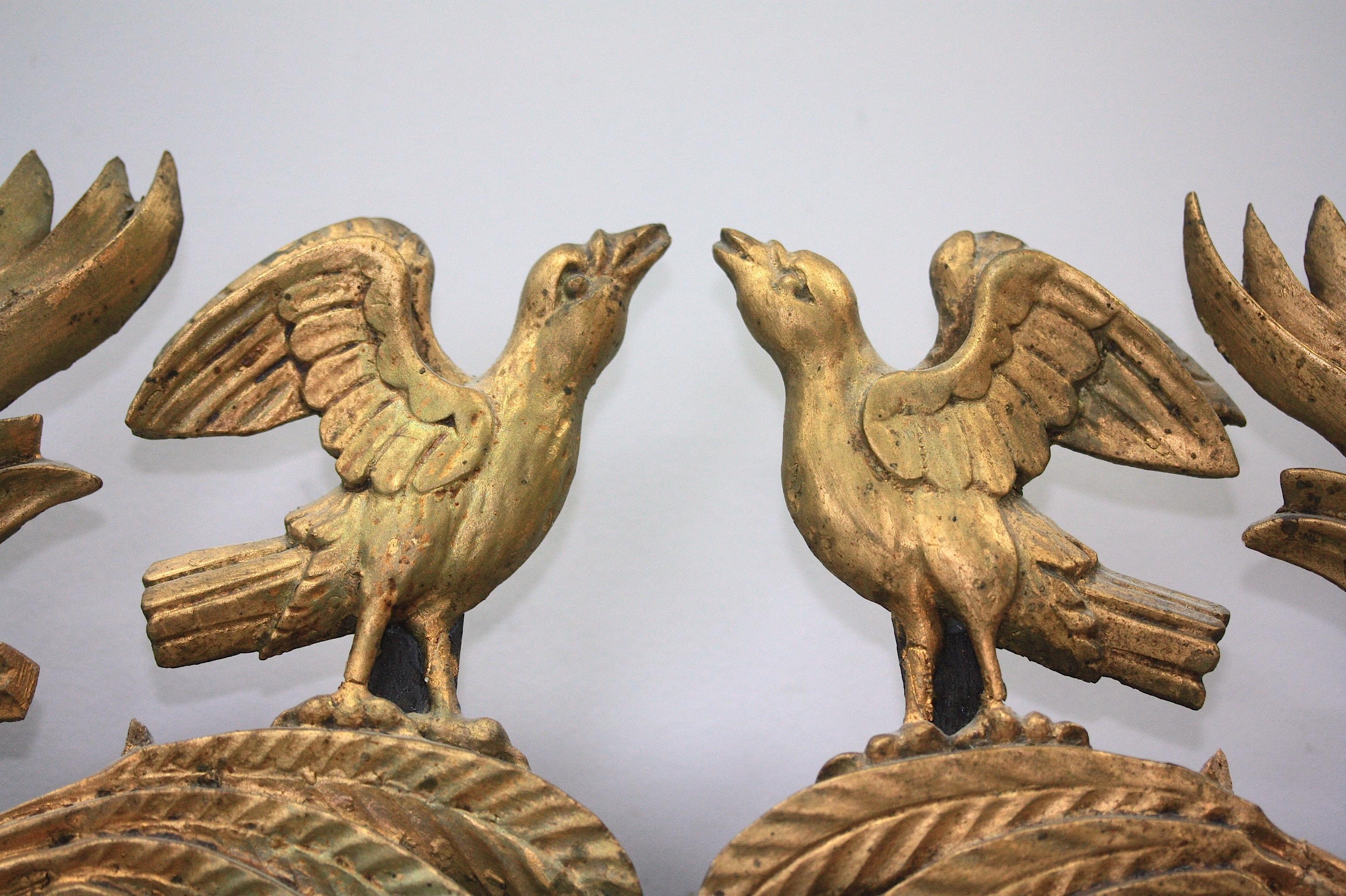 Étonnante et majestueuse par sa taille et ses proportions, la pendule de la période Empire, fabriquée à Stockholm (1810-1835).
Pendule sculptée, dorée au bronze, avec corne d'abondance flanquée et couronnée d'oiseaux stylisés. Pendule et clé