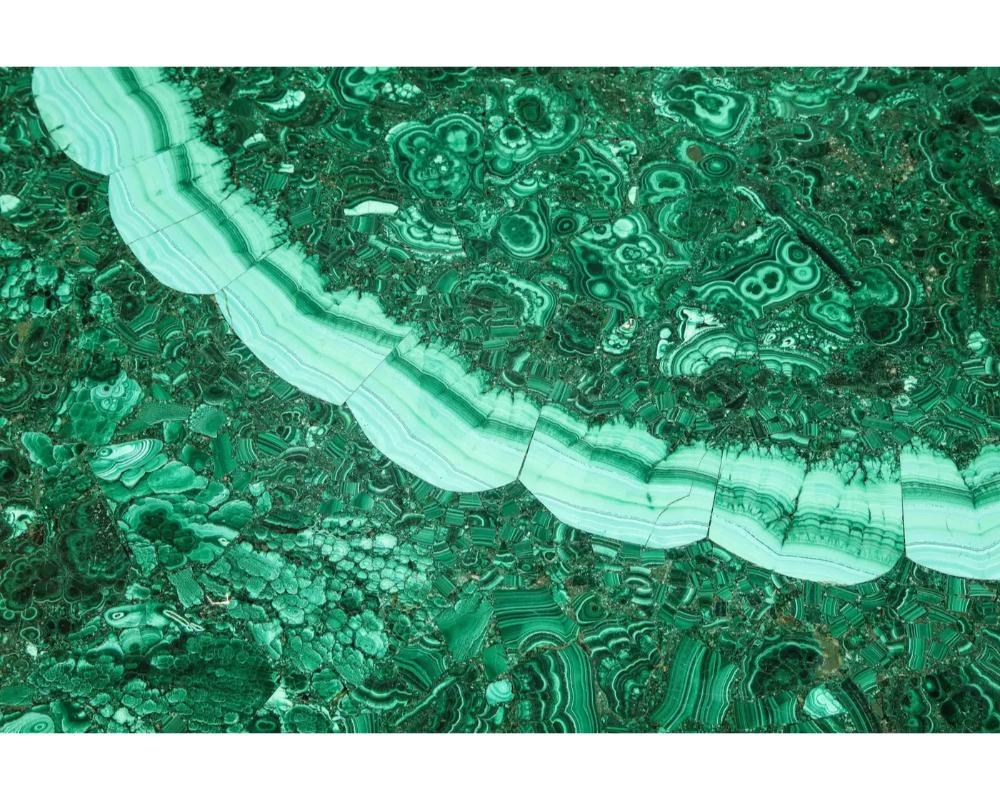 Impressionnante table centrale de style Empire en malachite et bronze doré d'après Desmalter en vente 4