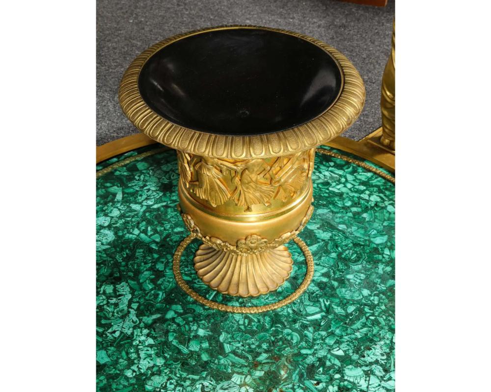 Impressionnante table centrale de style Empire en malachite et bronze doré d'après Desmalter en vente 8