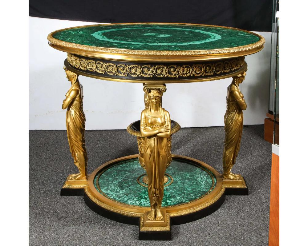 Impressionnante table centrale de style empire en malachite et bronze doré d'après le modèle impérial de François Honoré Georges Jacob-Desmalter, 1770-1841.  

