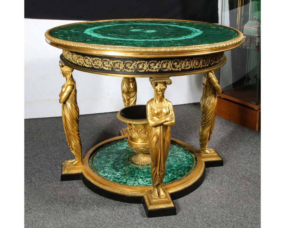 Français Impressionnante table centrale de style Empire en malachite et bronze doré d'après Desmalter en vente