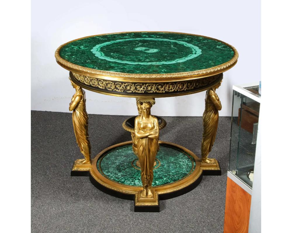 Impressionnante table centrale de style Empire en malachite et bronze doré d'après Desmalter Bon état - En vente à New York, NY