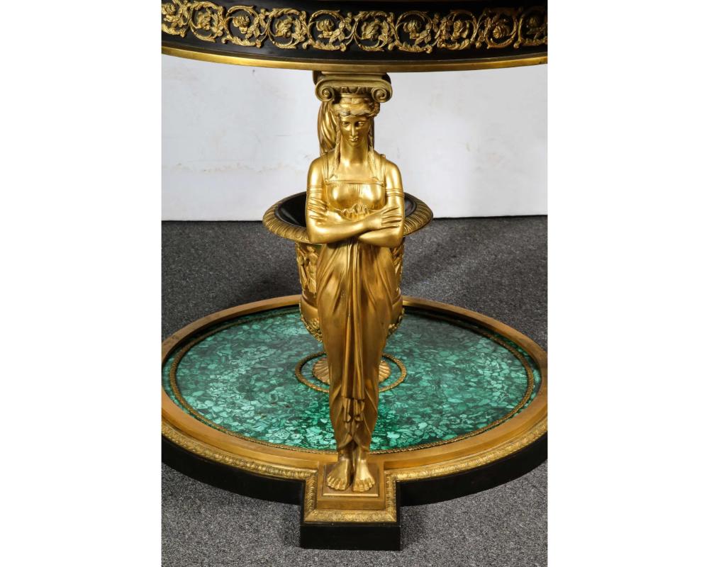 20ième siècle Impressionnante table centrale de style Empire en malachite et bronze doré d'après Desmalter en vente