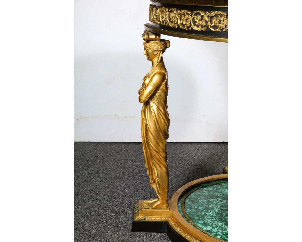 Malachite Impressionnante table centrale de style Empire en malachite et bronze doré d'après Desmalter en vente