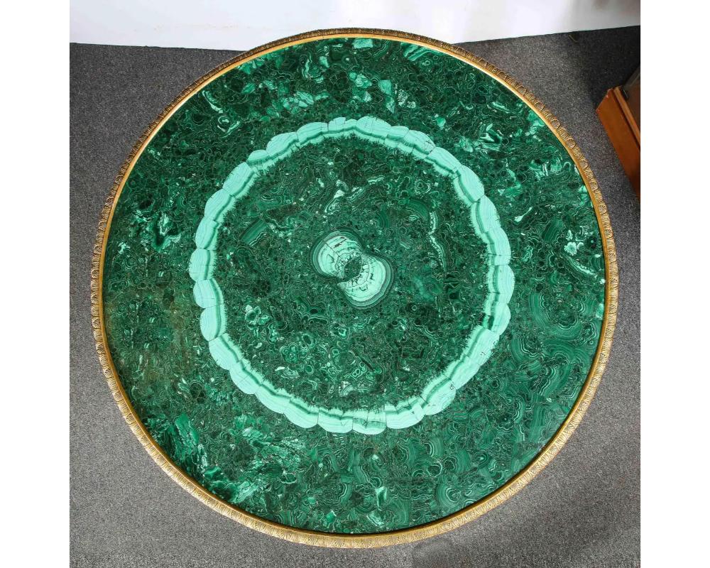 Impressionnante table centrale de style Empire en malachite et bronze doré d'après Desmalter en vente 2