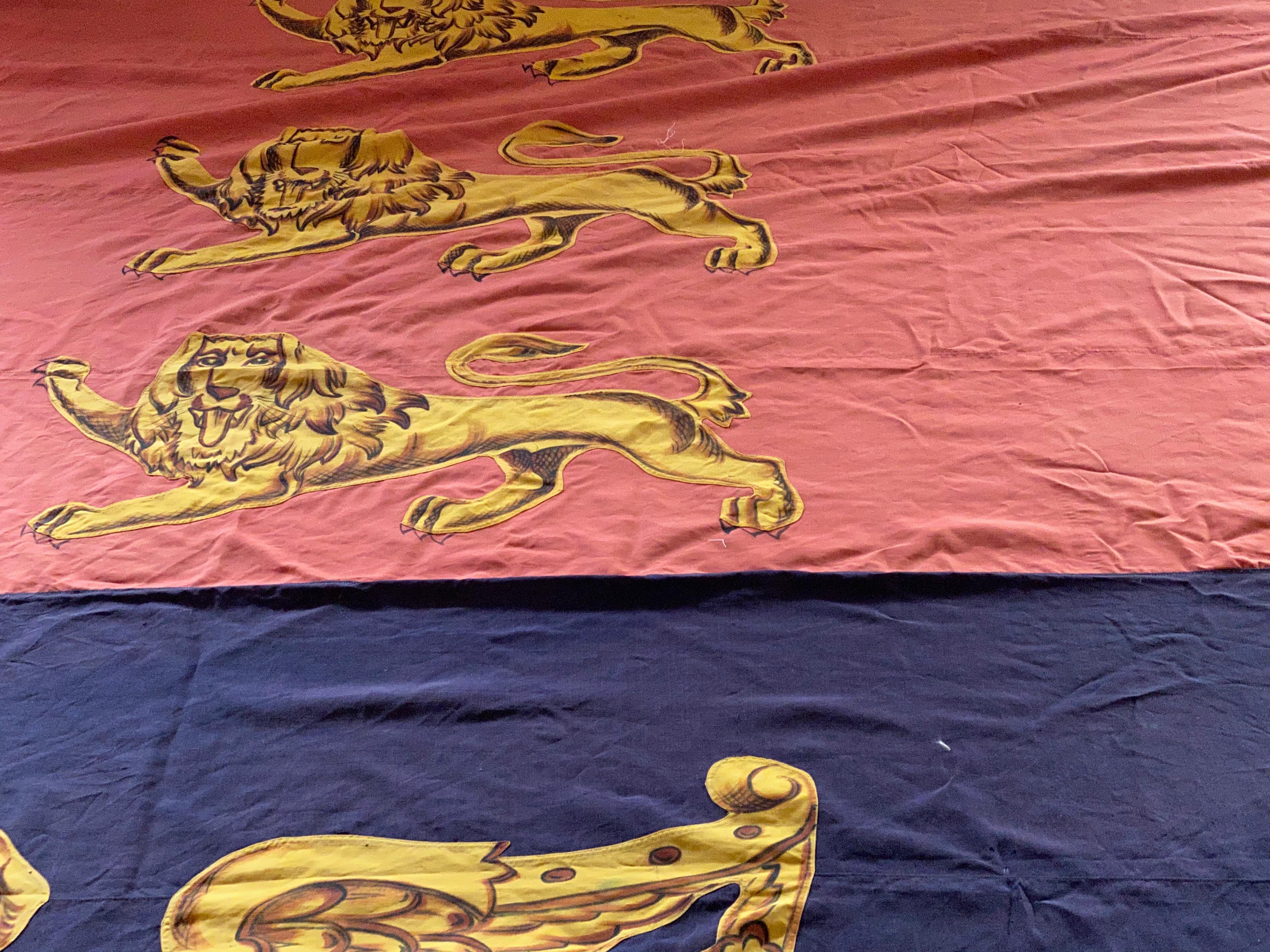 Impressive English Flag, Royal Standard In Fair Condition For Sale In Schellebelle, BE