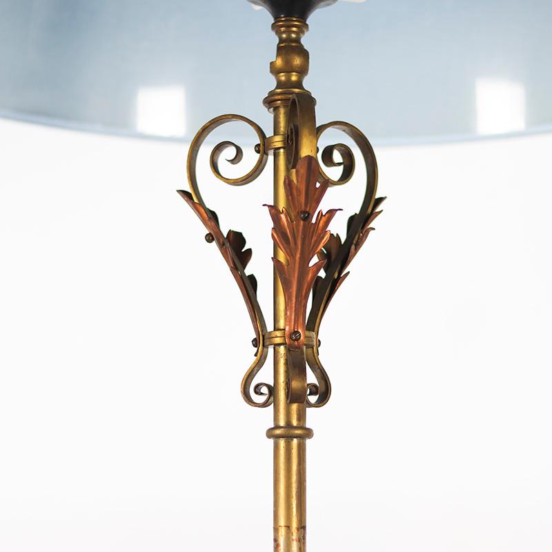 Neoclassico Impressionante lampada da terra inglese in ottone e rame in vendita