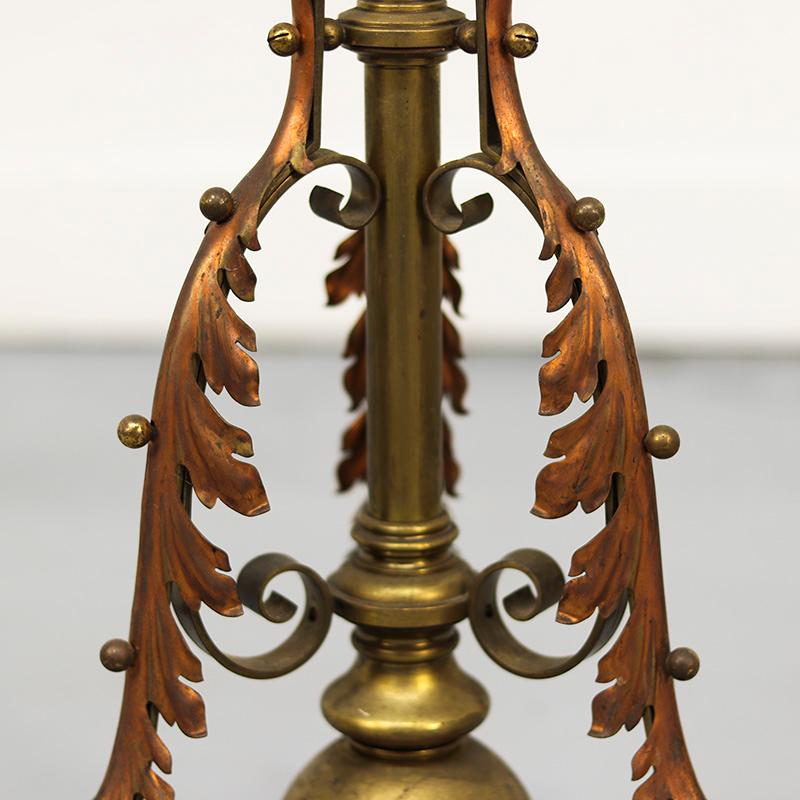 Britannico Impressionante lampada da terra inglese in ottone e rame in vendita