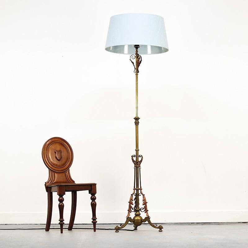 XX secolo Impressionante lampada da terra inglese in ottone e rame in vendita