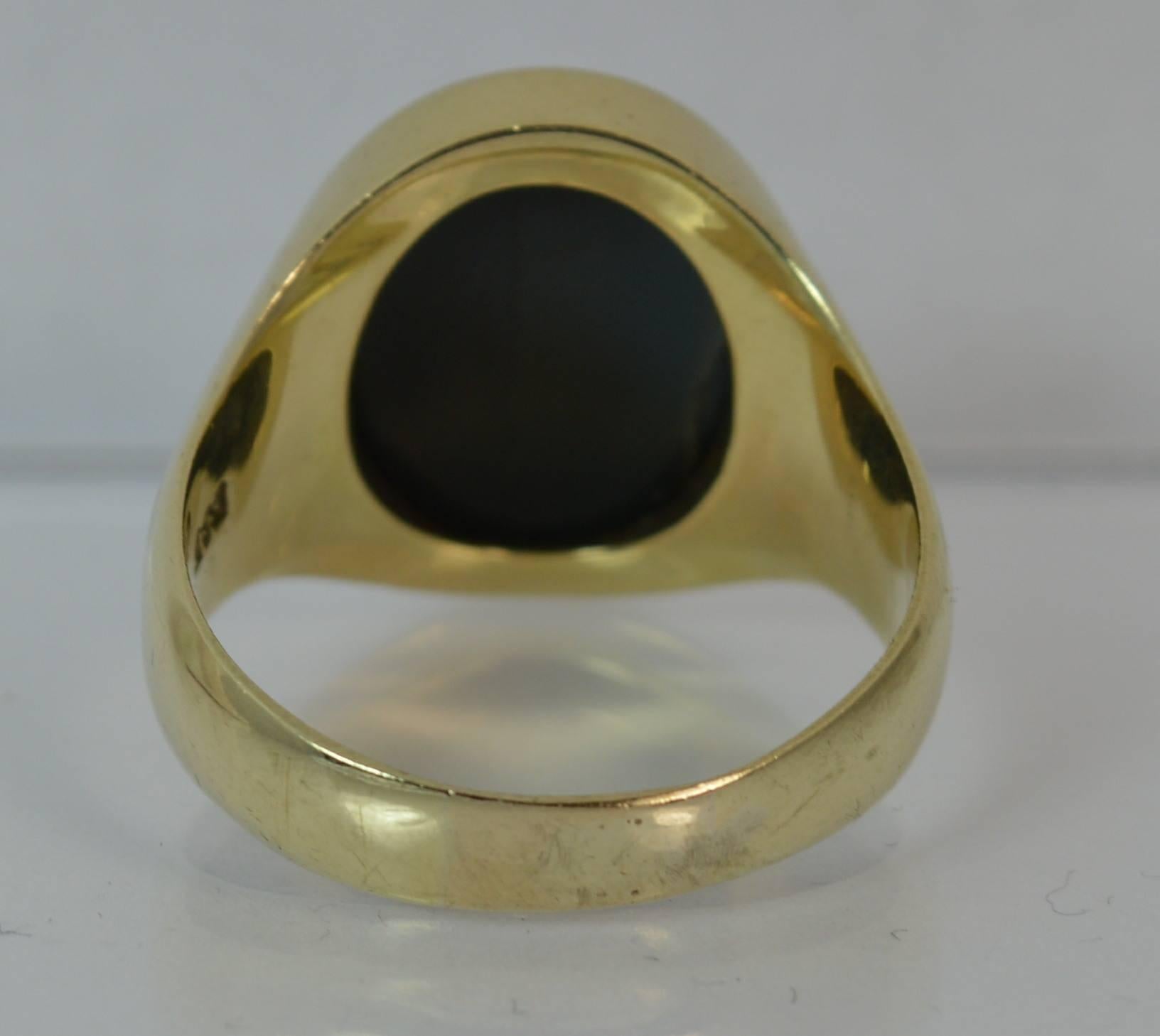 Impressive Family Crest Agate Intaglio Seal 14 Carat Gold Signet Ring In Excellent Condition In St Helens, GB