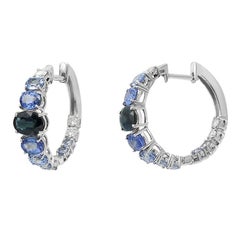 Beeindruckende Creolen aus Weißgold mit blauem Fancy-Saphir und Diamant