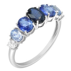 Impressionnante bague en or blanc avec saphir bleu fantaisie et diamants