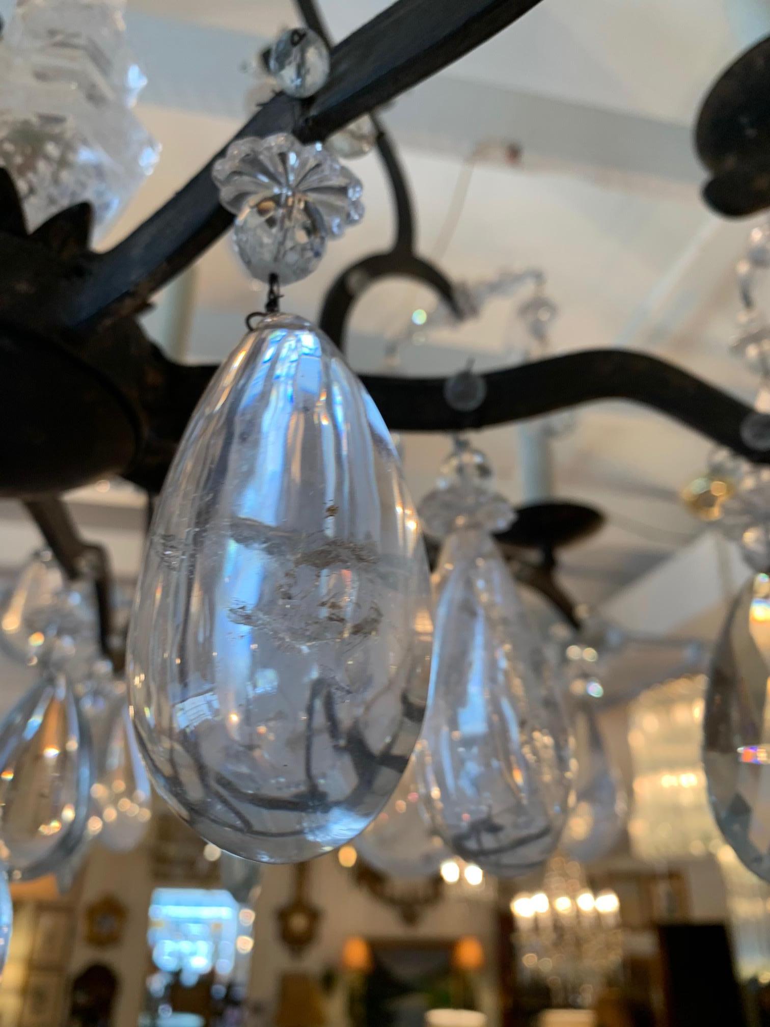 Metà XX secolo Impressionante lampadario in ferro battuto e cristalli di grandi dimensioni in stile rustico chic in vendita
