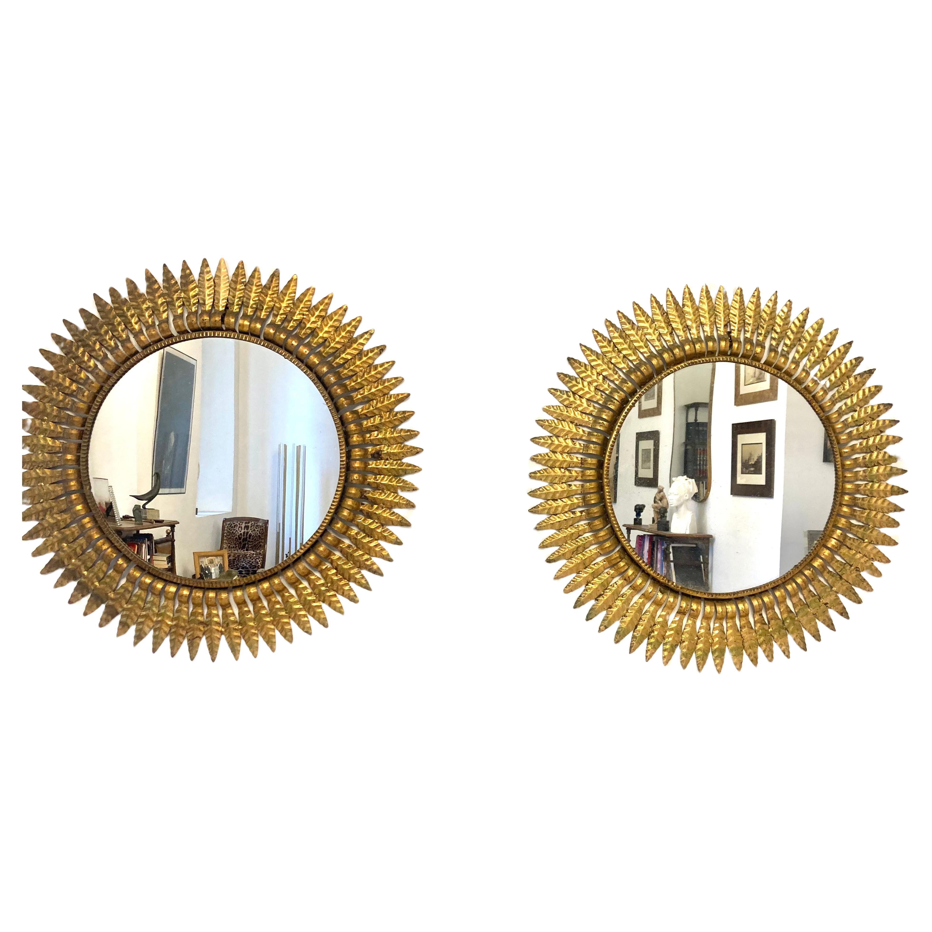 DOS  Espejos de metal dorado Sunburst Francés en venta