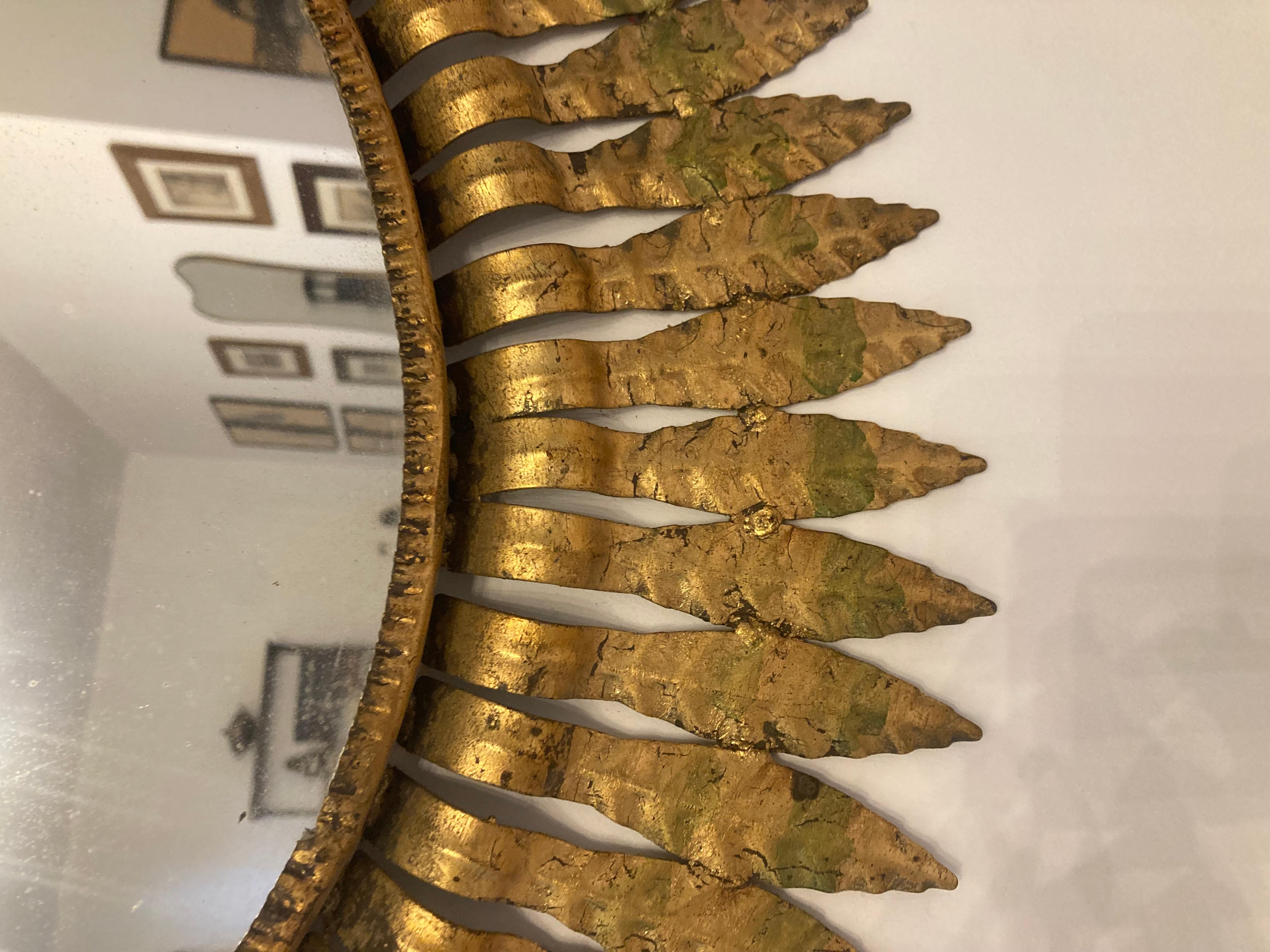DOS  Espejos de metal dorado Sunburst mediados del siglo XX en venta