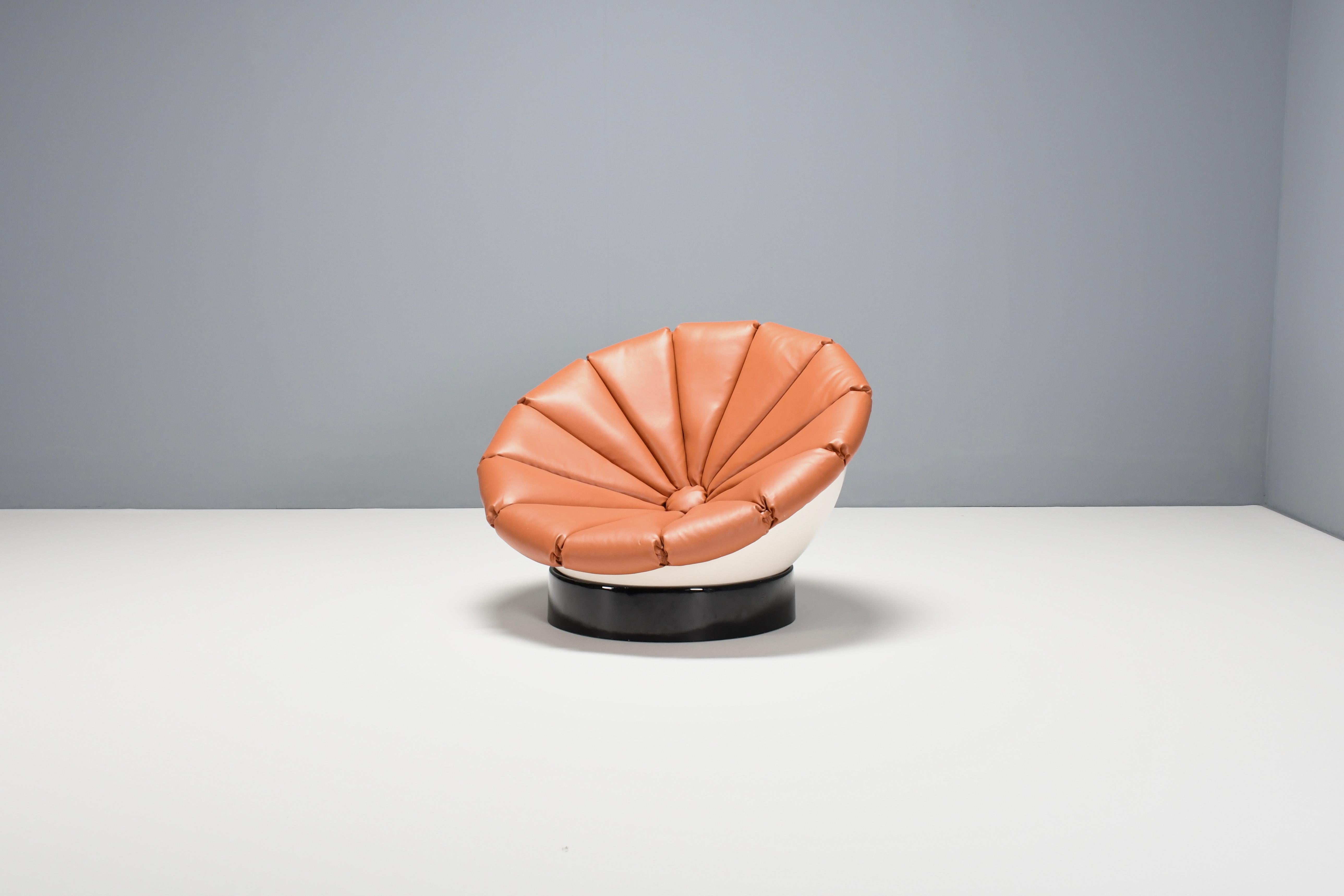 Beautiful Space Age ‘Girasole’ chair in excellent condition.

Designed by Luciano Frigerio in the 1960s 

The chair consists of a fiberglass half sphere which is lacquered white.

The sphere rests on a black lacquered fiberglass ring which enables