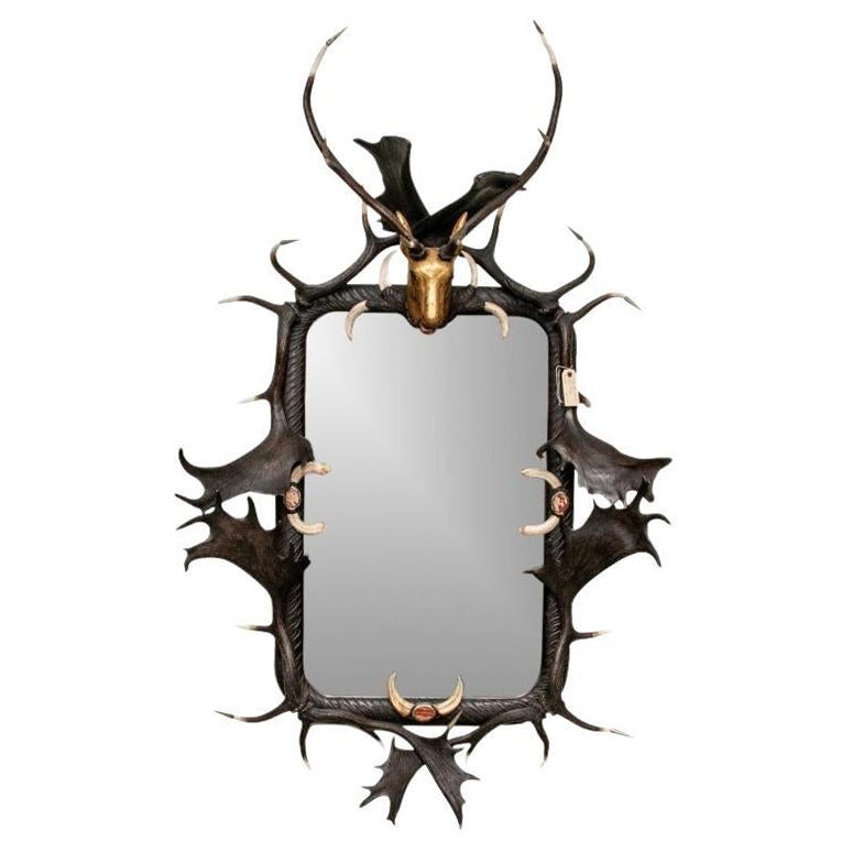 Impressionnant miroir figuratif en forme de tête de cerf garni de faux bois et de carreaux en vente
