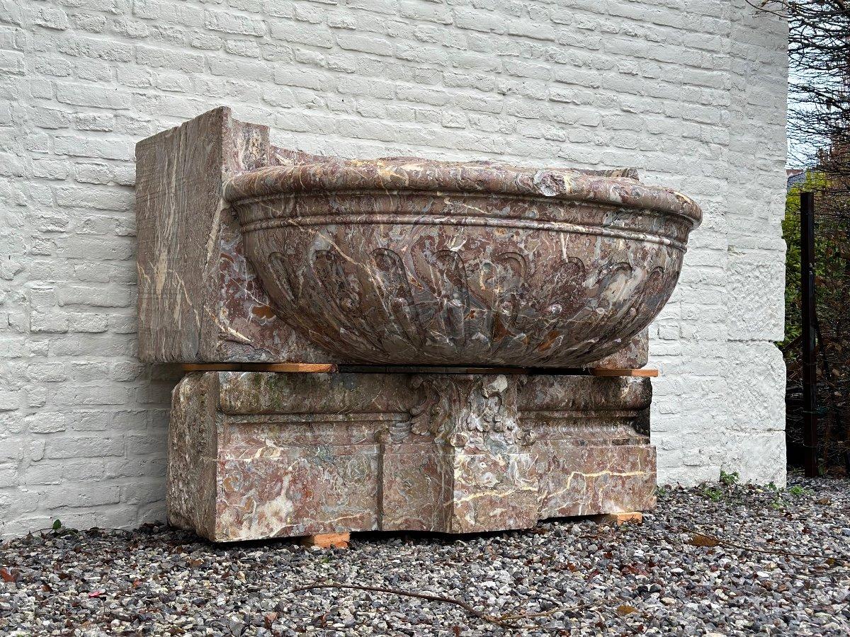 Impressive Fountain Basin And Its Base In Gray Ardennes Marble, 18th century For Sale 4