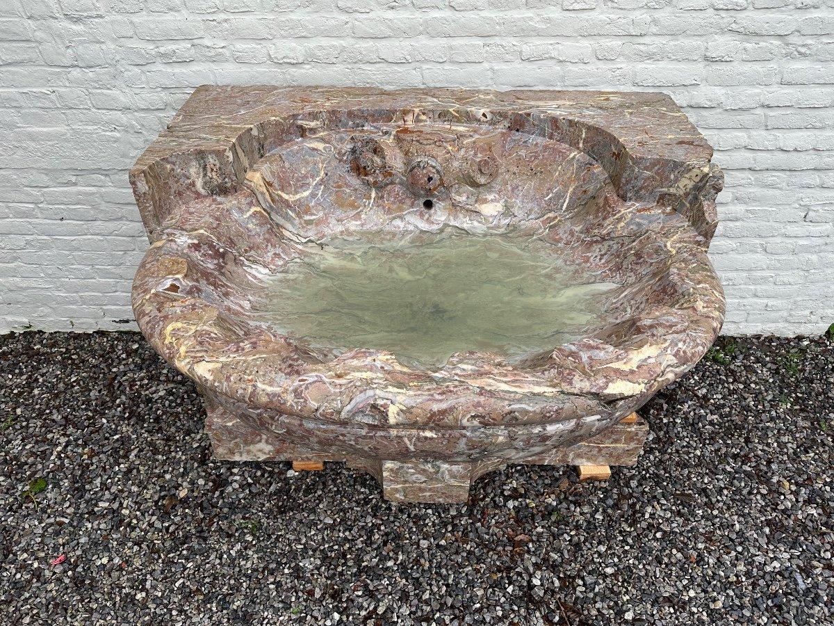 Fountain basin and its base in gray marble from the Ardennes. The two elements had to be integrated into the masonry of a facade and surmounted by a niche. gadrooned basin and base carved with acanthus leaves. Weight of the basin alone 2000kg.