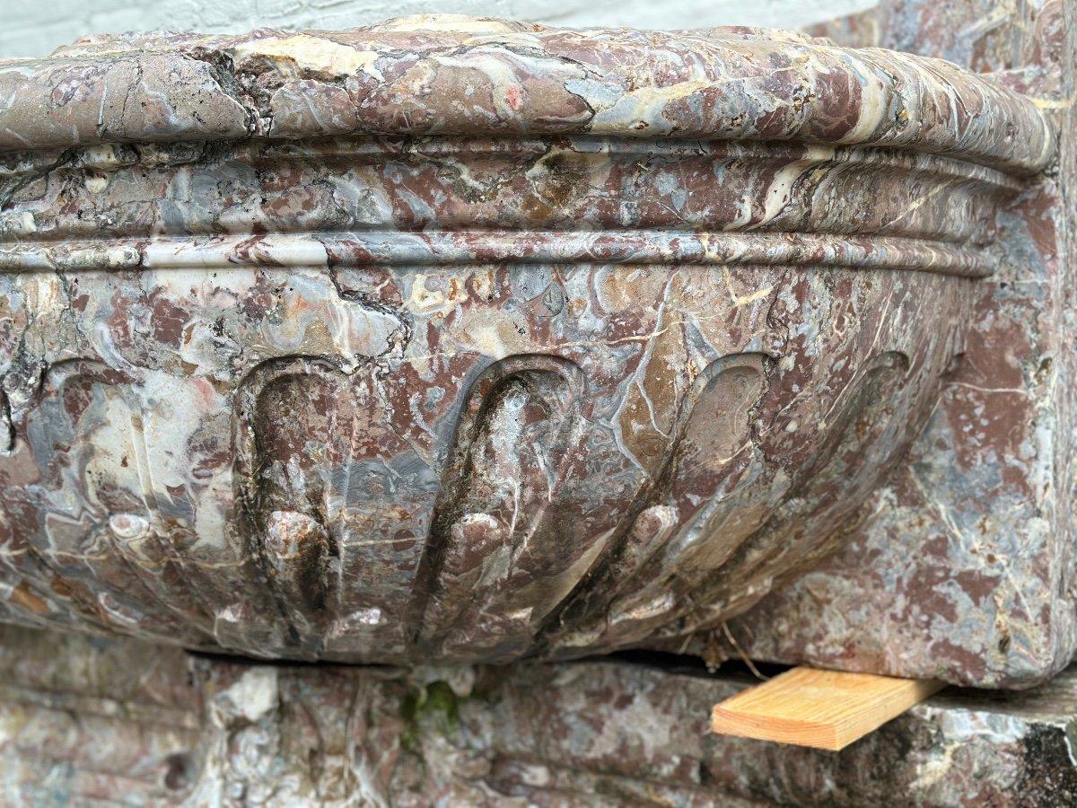 Impressive Fountain Basin And Its Base In Gray Ardennes Marble, 18th century In Excellent Condition For Sale In Honnelles, WHT
