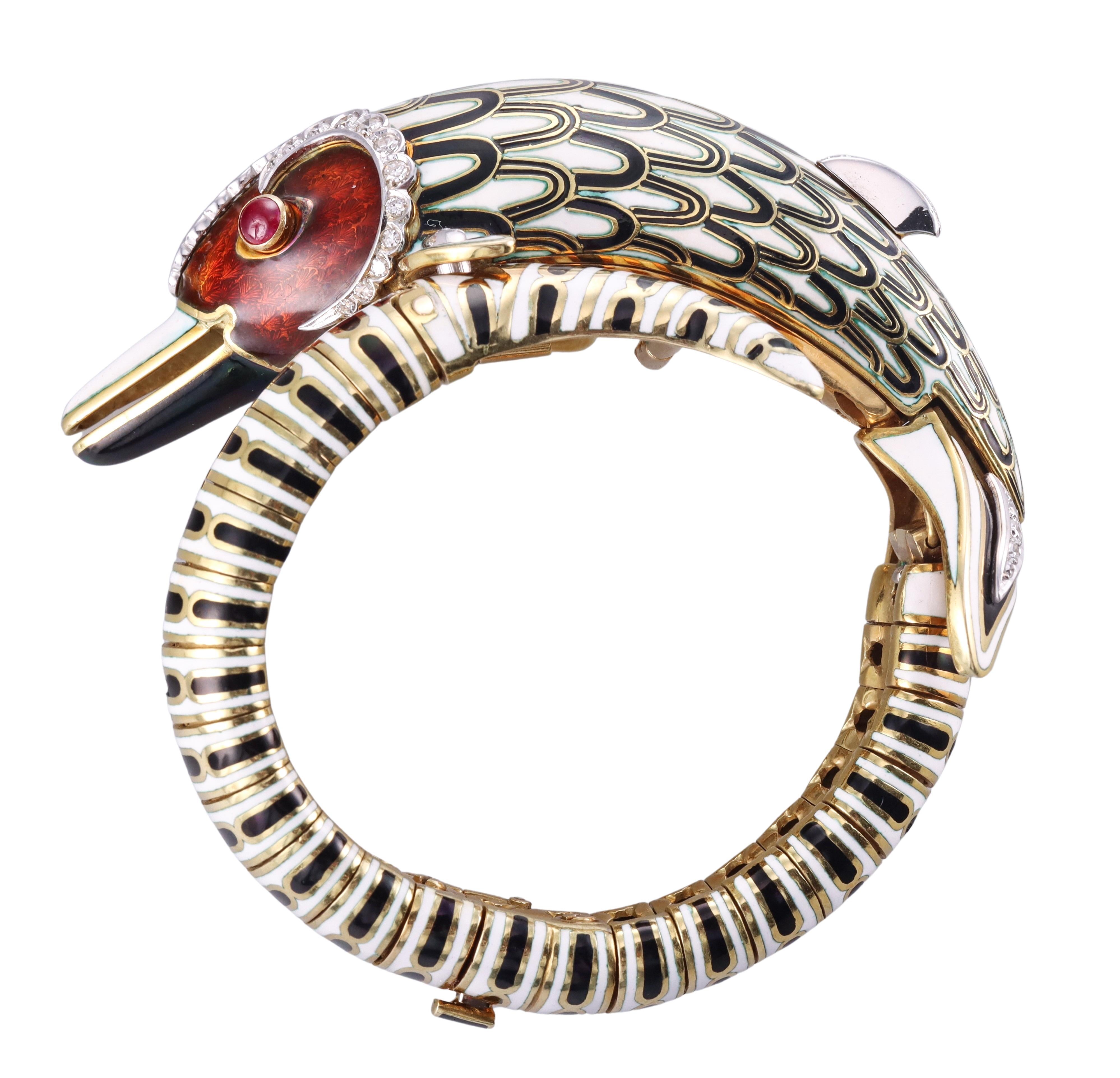 Beeindruckendes Armband aus 18 Karat Gelbgold von Frascarolo, besetzt mit Emaille, Rubinaugen und ca. 1,00ctw H/VS Diamanten. Das Armband stellt einen mythischen Delphin dar, der mit aufwändiger Emaille verziert ist. Das Armband passt an ein