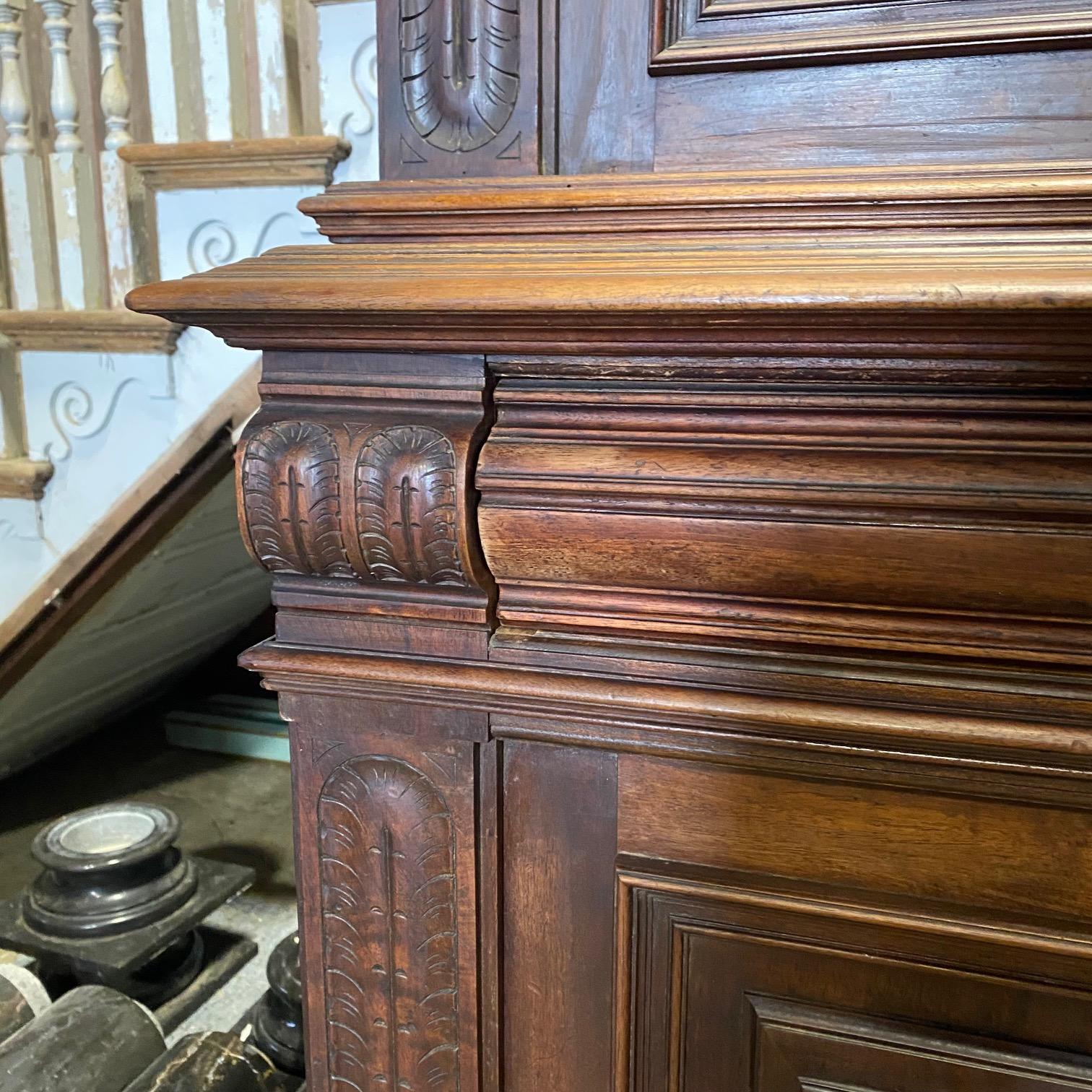 Impressionante buffet francese del XIX secolo in noce a' Deux Corps Cabinet Sideboard in vendita 4