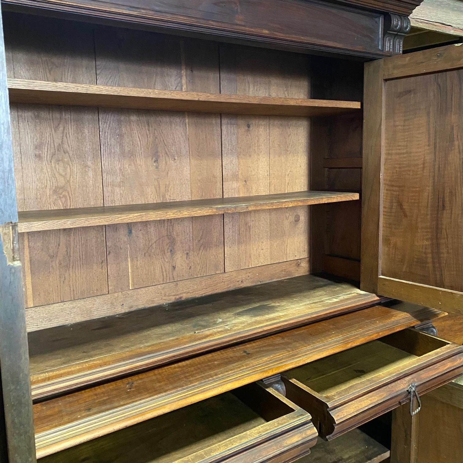 Impressionante buffet francese del XIX secolo in noce a' Deux Corps Cabinet Sideboard in vendita 6