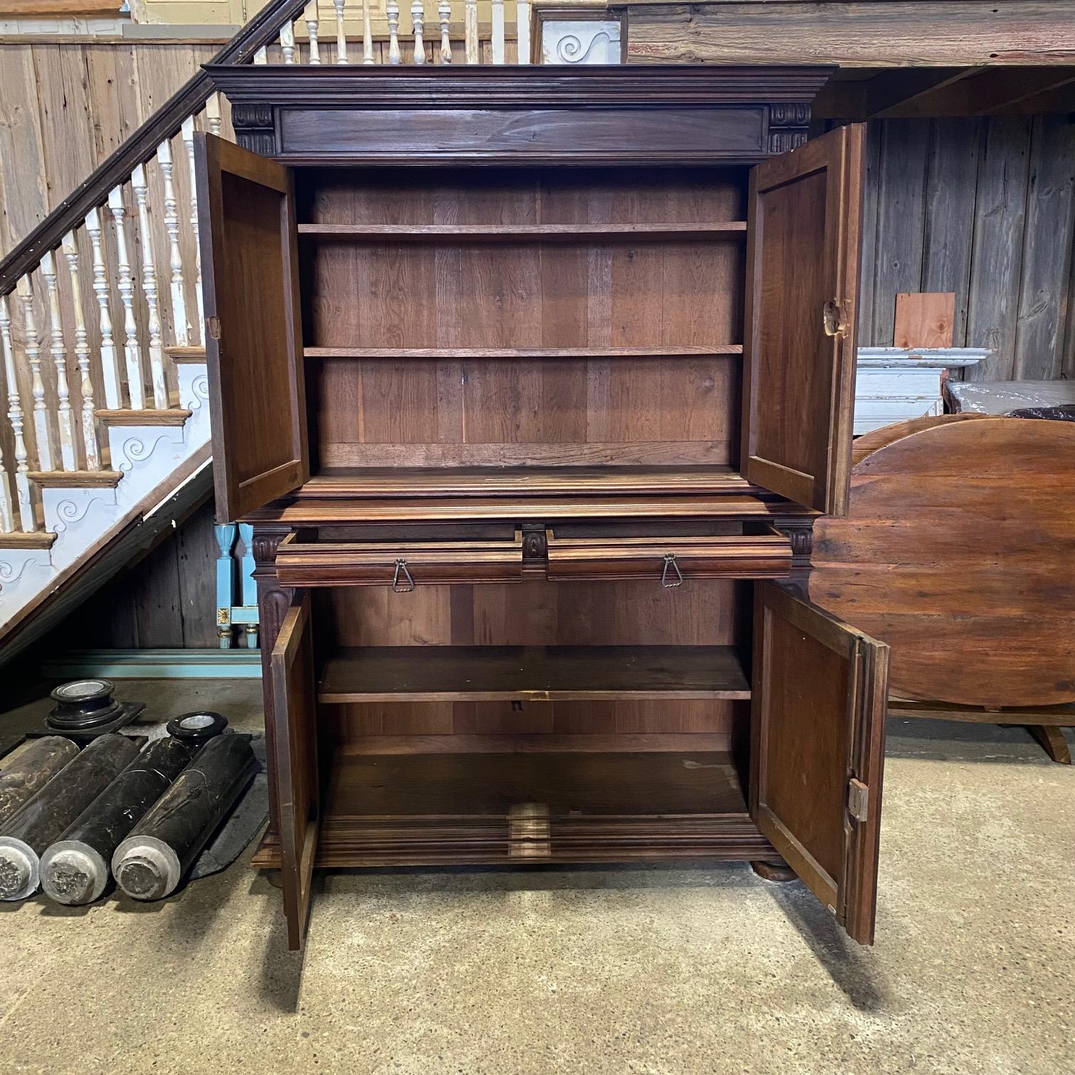 Impressionante buffet francese del XIX secolo in noce a' Deux Corps Cabinet Sideboard in vendita 7