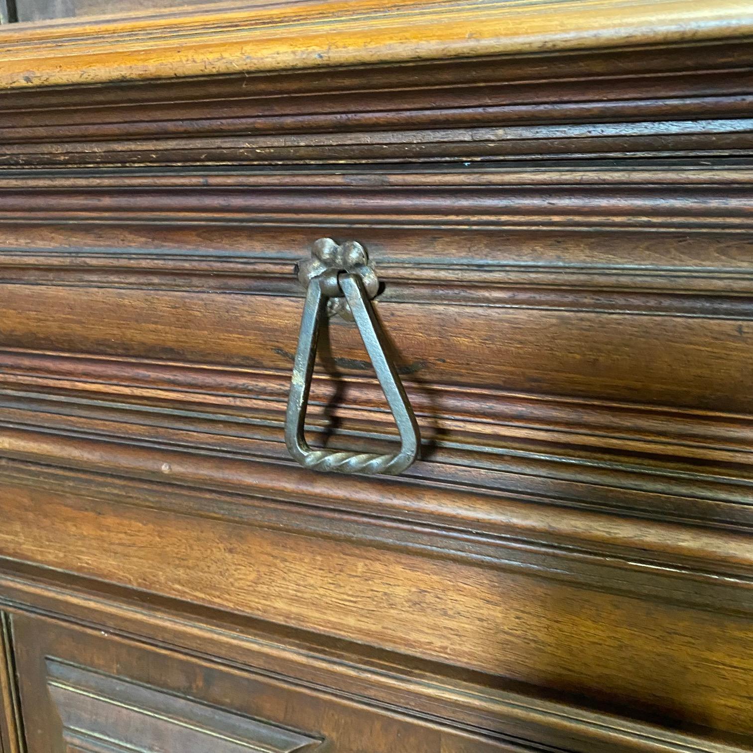 Impressionante buffet francese del XIX secolo in noce a' Deux Corps Cabinet Sideboard in vendita 8