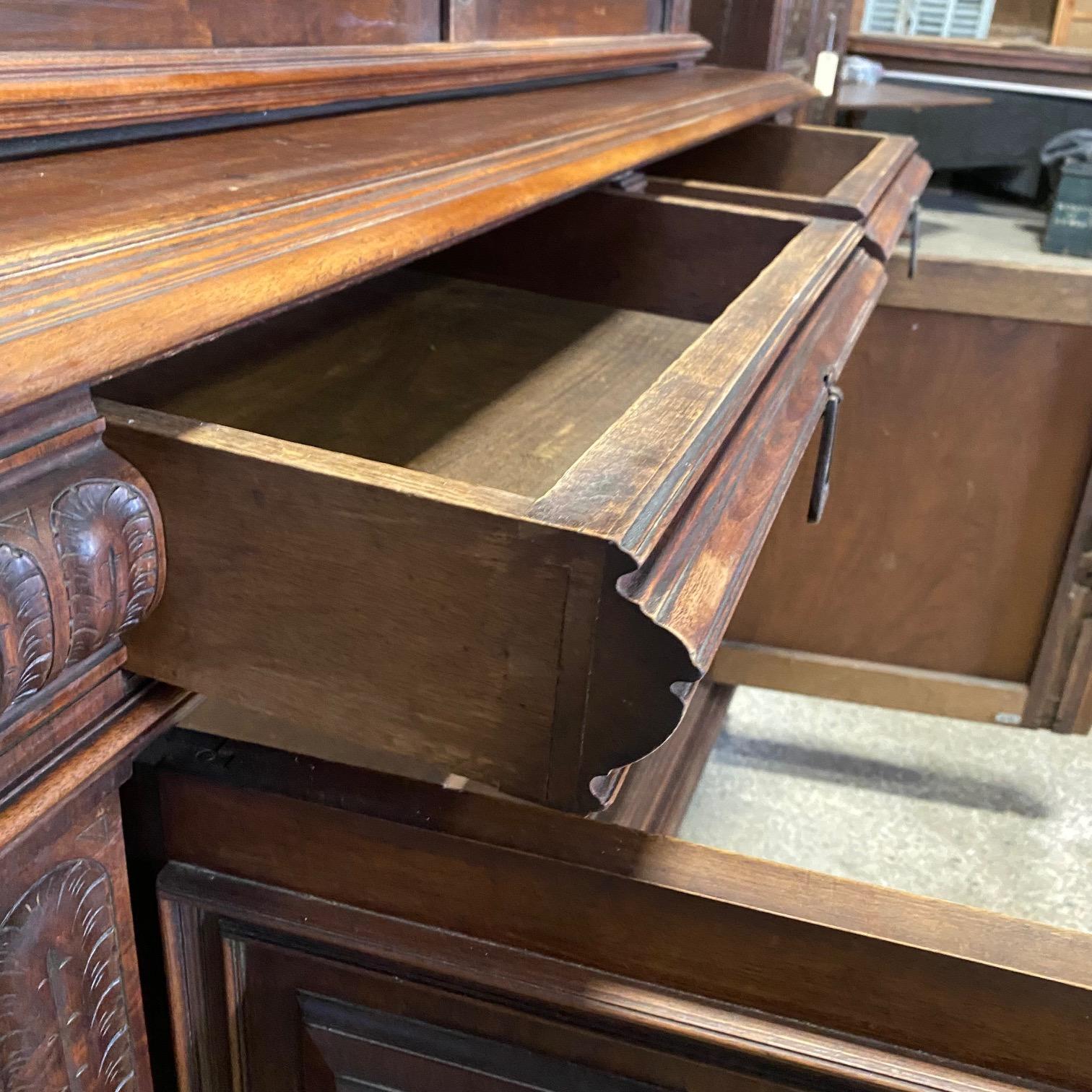 Impressionante buffet francese del XIX secolo in noce a' Deux Corps Cabinet Sideboard in vendita 9