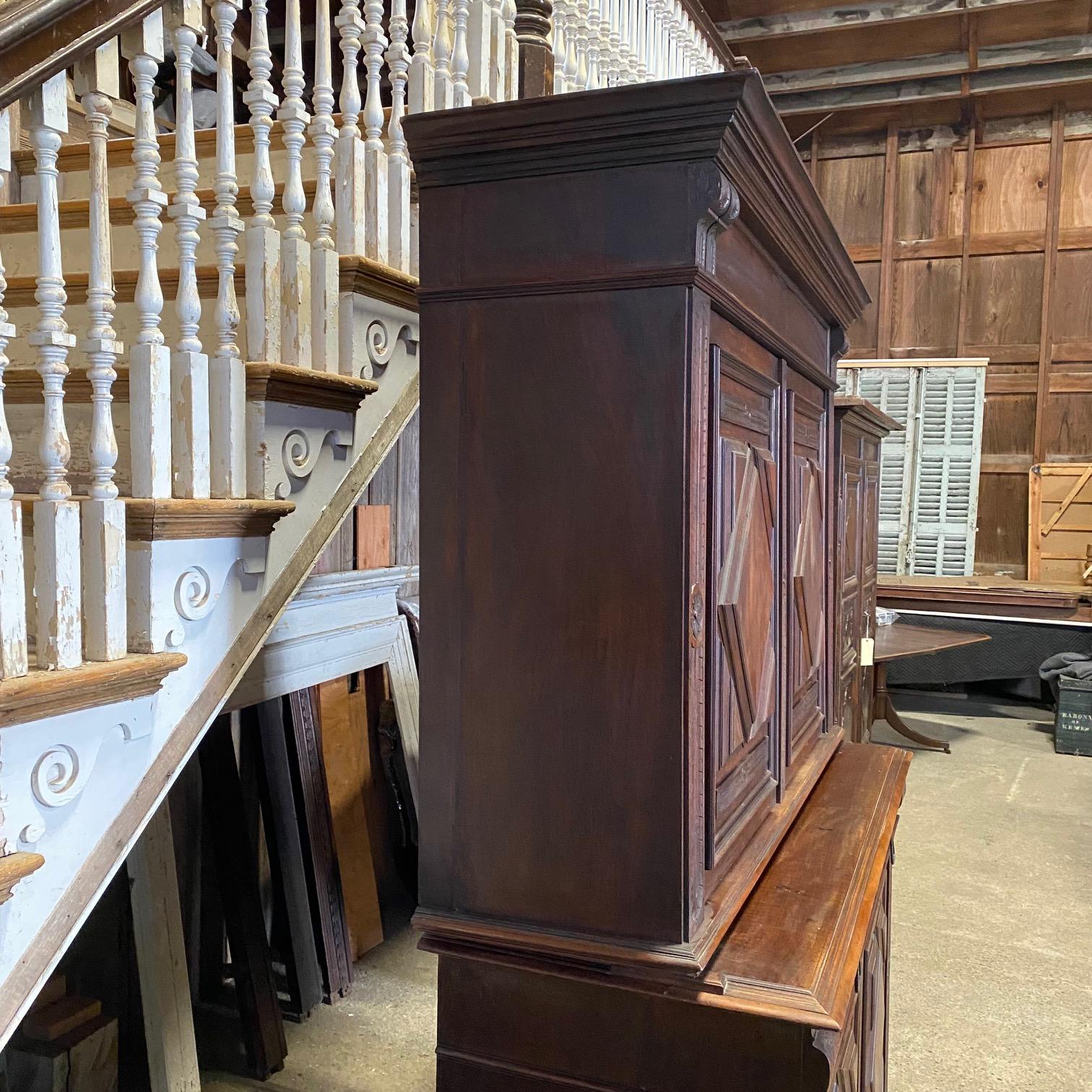 Impressionante buffet francese del XIX secolo in noce a' Deux Corps Cabinet Sideboard in vendita 11