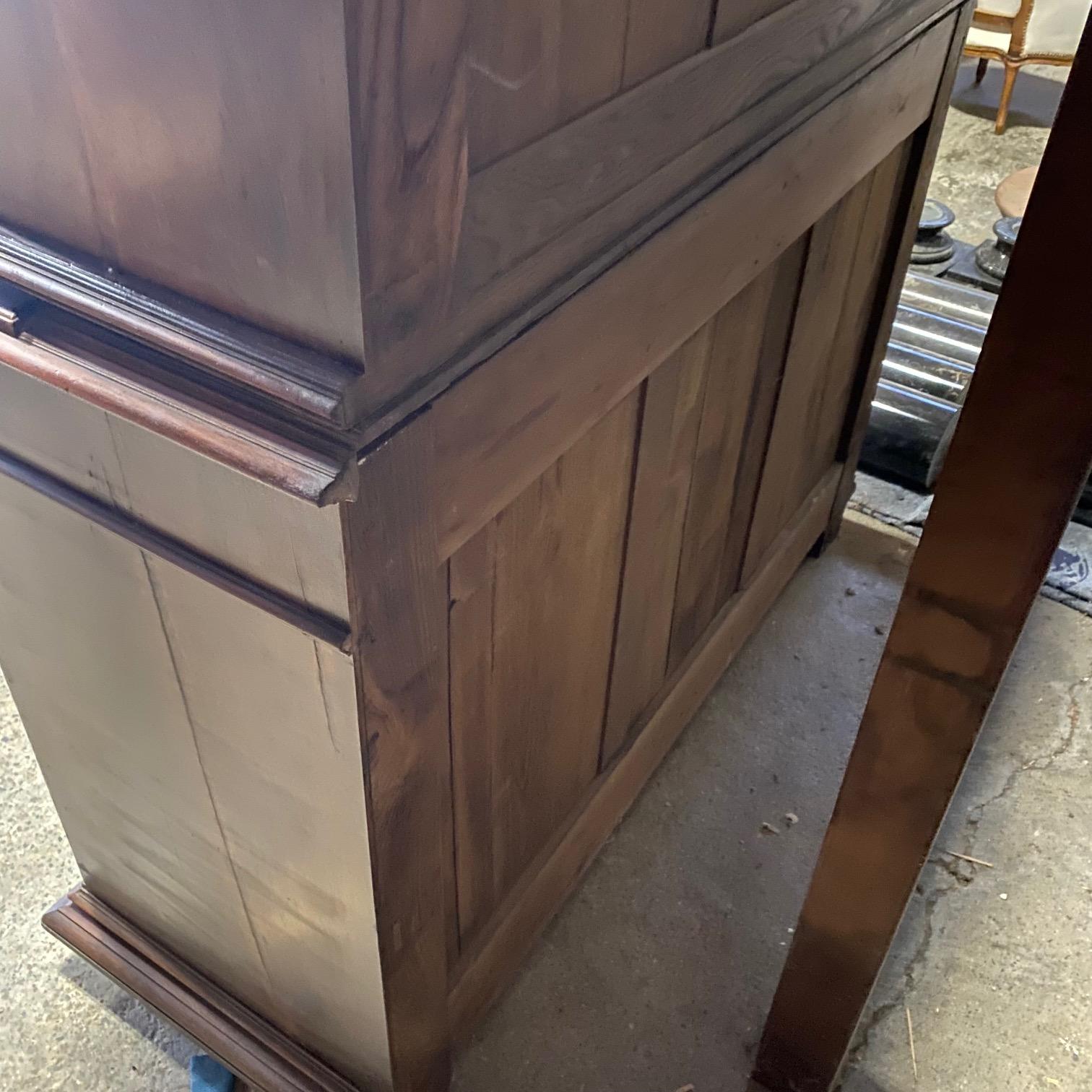Impressionante buffet francese del XIX secolo in noce a' Deux Corps Cabinet Sideboard in vendita 13