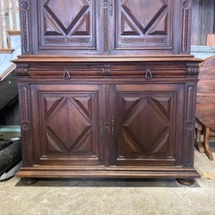 Impressionnant Buffet a' Deux Corps Cabinet Sideboard en noyer français du 19ème siècle