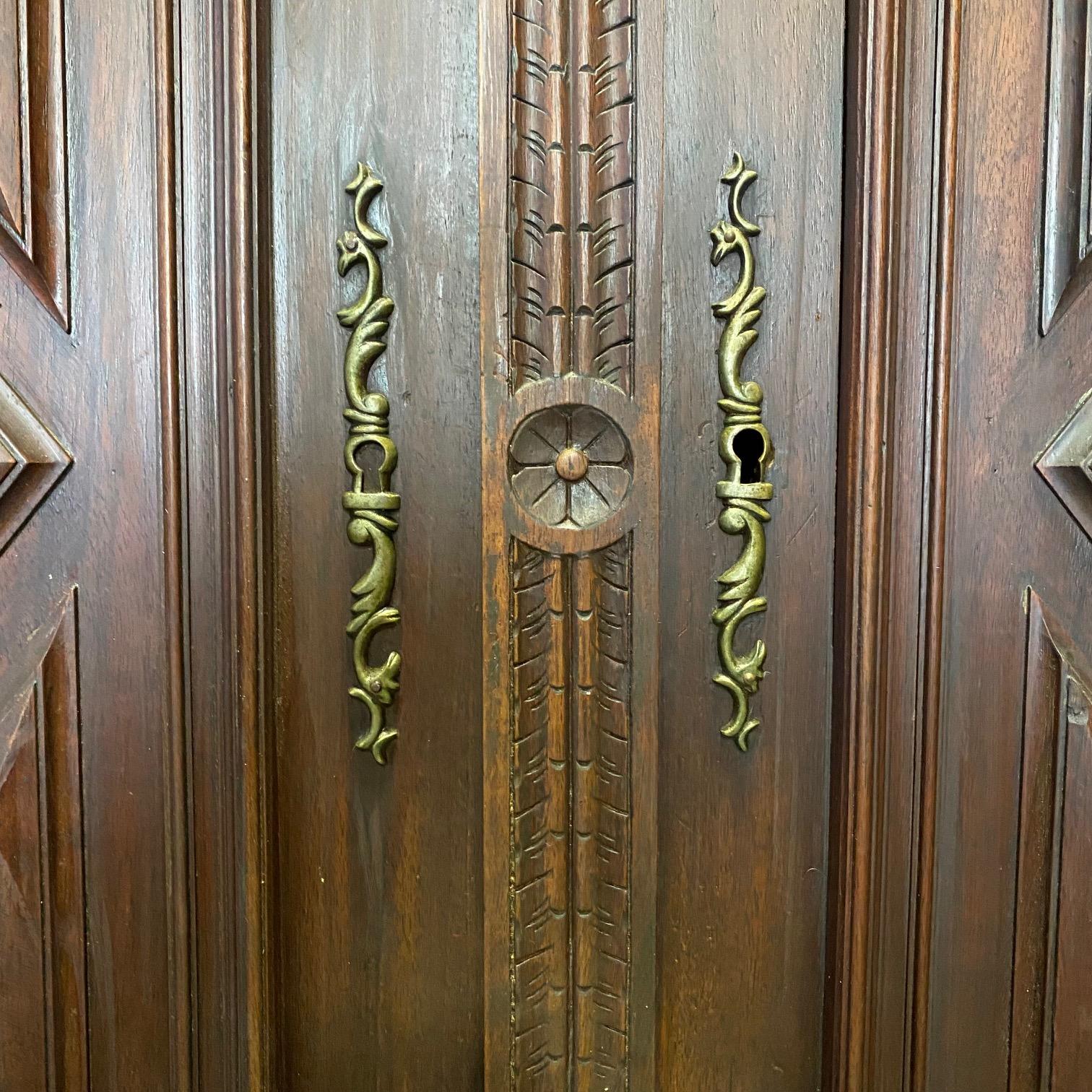 Stile provenzale Impressionante buffet francese del XIX secolo in noce a' Deux Corps Cabinet Sideboard in vendita
