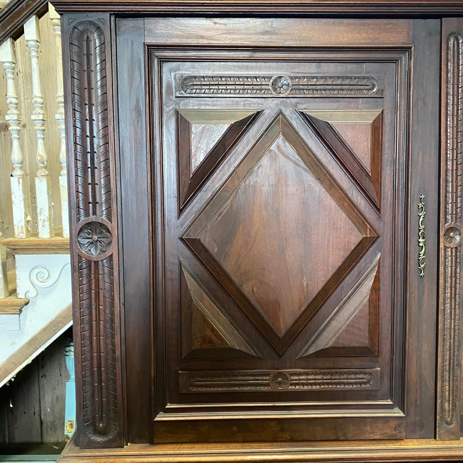 Francese Impressionante buffet francese del XIX secolo in noce a' Deux Corps Cabinet Sideboard in vendita