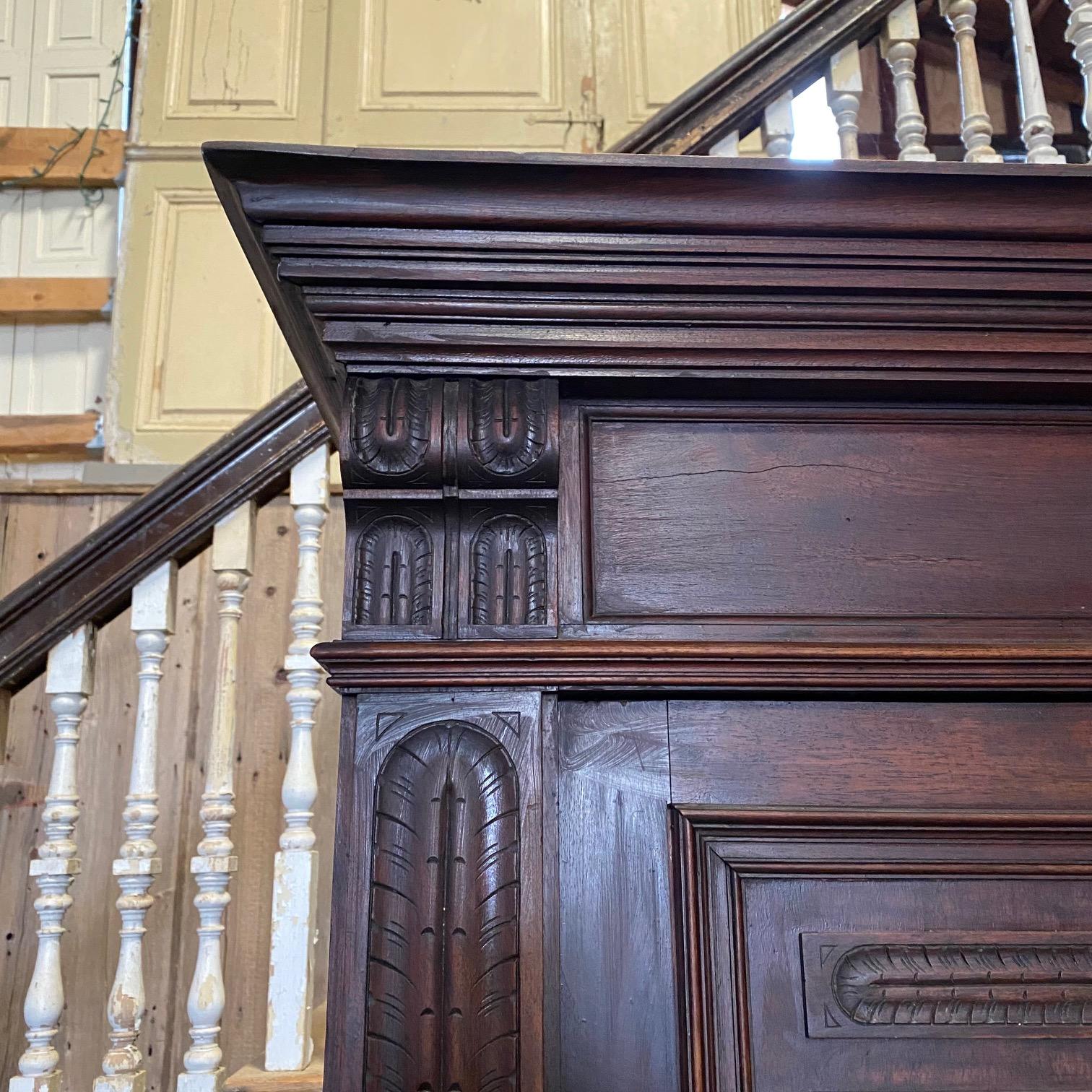 Noce Impressionante buffet francese del XIX secolo in noce a' Deux Corps Cabinet Sideboard in vendita