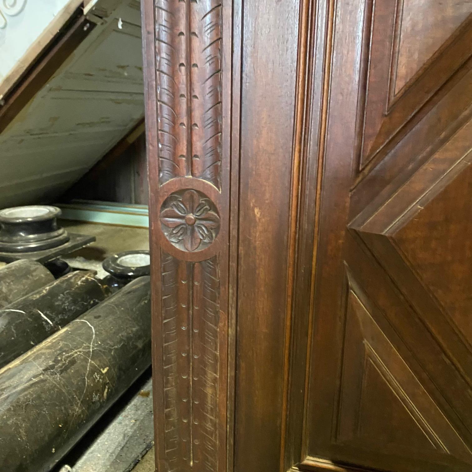 Impressionante buffet francese del XIX secolo in noce a' Deux Corps Cabinet Sideboard in vendita 1
