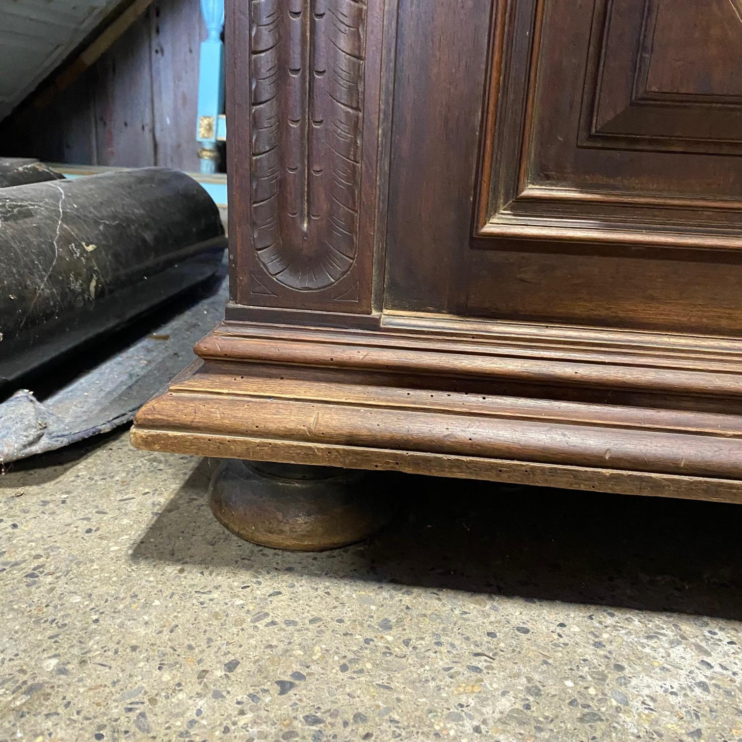 Impressionante buffet francese del XIX secolo in noce a' Deux Corps Cabinet Sideboard in vendita 2