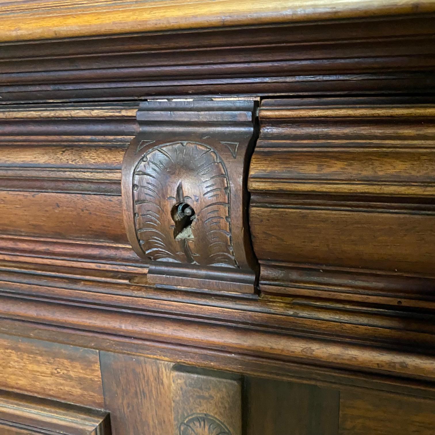 Impressionante buffet francese del XIX secolo in noce a' Deux Corps Cabinet Sideboard in vendita 3