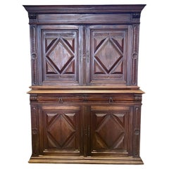 Impressionnant Buffet a' Deux Corps Cabinet Sideboard en noyer français du 19ème siècle